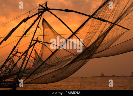 Sonnenuntergang von den Chinese Fishing nets in Fort Kochi, Kerala Indien Stockfoto