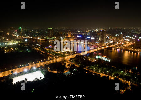 Stadtbild, gesehen vom Cairo Tower - 6. Oktober-Brücke und dem Nil, Fragment des Gezira Insel (im Vordergrund) und D Stockfoto