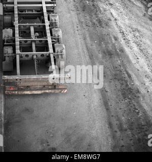 Alten schmutzigen leeren Ladung LKW geparkt auf alten städtischen Asphaltstraße Stockfoto