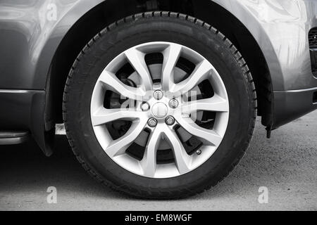 Moderne Automobil Rad auf grauen Leichtmetall-disc Stockfoto