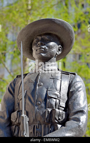 London, England, Vereinigtes Königreich. Gurkha-Denkmal in Horse Guards Avenue (1997: Philip Jackson) eines Gurkha Soldaten in Uniform WW1 Stockfoto