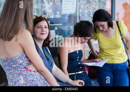 Studenten wohnen in der Nähe des Fensters Stockfoto