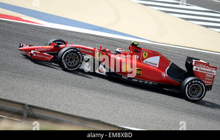 Manama. 17. April 2015. Finnische Ferrari Fahrer Kimi Räikkönen nimmt Teil in einem Übungsbeispiel Prix der Formel 1 Bahrain am 17. April 2015, in Manama, Bahrain. Bildnachweis: Chen Shaojin/Xinhua/Alamy Live-Nachrichten Stockfoto