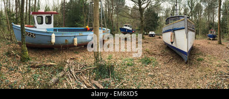 Leigh Woods, North Somerset, in der Nähe von Bristol, England, Vereinigtes Königreich 17. April 2015 5 Angelboote/Fischerboote haben gestrandet in den Wäldern als Bestandteil einer Kunstinstallation von Bristol basierte Künstler Luke Jerram. Es nennt sich zurückgezogen und hofft, den Klimawandel und die Notlage der Fischwirtschaft im Jahr 2015 im Jahr aufmerksam in dem Bristol European Green Capital ist. Es eröffnet offiziell am Samstag, 18. April.  Carolyn Eaton / Alamy Live News Stockfoto