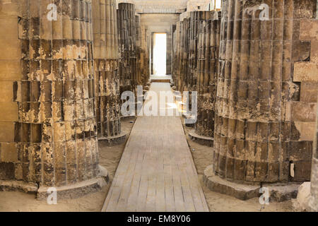 Kolonnade Korridor mit Steinsäulen geschnitzt, um gebündelte Pflanzenstämme zu imitieren. Die ältesten bekannten Steinsäulen der Welt, Saqqara, Ägypten Stockfoto