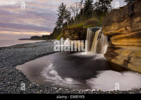 Sandcut Strand-Wasserfall im Frühling Fluss Jordan River, Britisch-Kolumbien, Kanada. Stockfoto