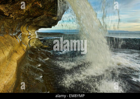 Sandcut Strand-Wasserfall im Frühling Fluss Jordan River, Britisch-Kolumbien, Kanada. Stockfoto