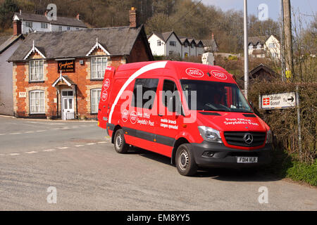 Royal Mail Post Swyddfa'r mobile Poststelle van offen für Geschäfte besuchen das kleine Dorf Llangunllo in Powys, Wales UK Stockfoto