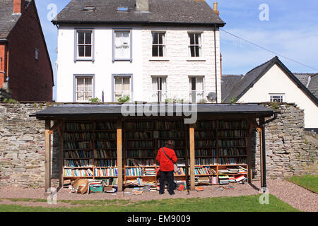 Heu auf Wye 2015 Powys Wales Besucher durchsucht gebrauchte Bücher auf dem Gelände des Heu-Burg April 2015 Stockfoto