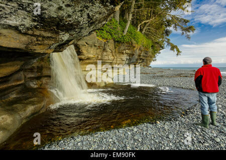 Sandcut Strand-Wasserfall im Frühling Fluss Jordan River, Britisch-Kolumbien, Kanada. Stockfoto