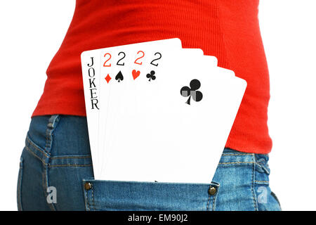 Vier Karten mit einem Joker in einer Tasche an der Rückseite einer Dame in Jeans Stockfoto