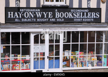 Heu auf Wye 2015 Powys Wales Buchhandlung Buchhändler Schaufenster verkaufen verwendet gebrauchte und antiquarische Bücher April 2015 Stockfoto