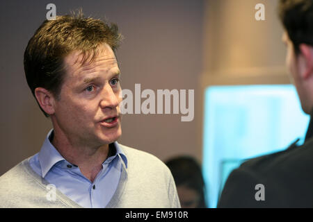 Aberdeen, Schottland, Vereinigtes Königreich. 17. April 2015. Liberal Democrats Nick Clegg tourte die Einrichtungen des Divex in Aberdeen heute, 17. April 2015. Bildnachweis: Mike Dunbar/Alamy Live-Nachrichten Stockfoto
