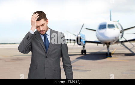 Geschäftsmann über Flugzeug auf Landebahn Hintergrund Stockfoto