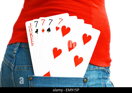 Vier Karten mit einem Joker in einer Tasche an der Rückseite einer Dame in Jeans Stockfoto