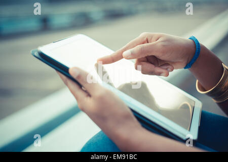 Nahaufnahme eines jungen Womans Hände mit Touchscreen auf digital-Tablette Stockfoto