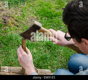 Mann mit Axt Stockfoto