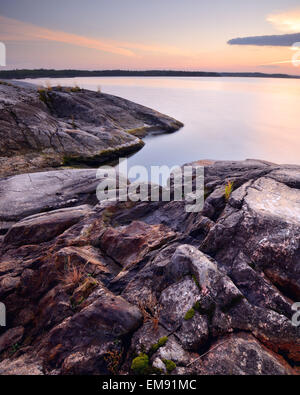 Felsen auf Iso-Koirasaari-Insel am Sonnenuntergang, Ladoga-See, Republik Karelien, Russland Stockfoto