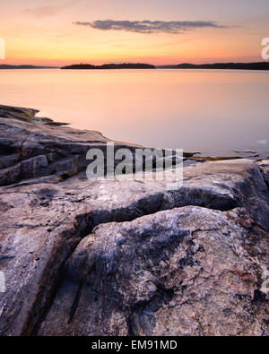Am See schaukelt auf Iso Koirasaari Insel bei Sonnenuntergang, Ladoga-See, Republik Karelien, Russland Stockfoto