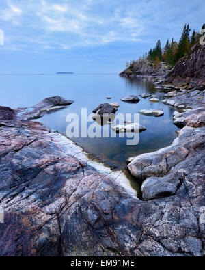 Lakeside Felsen auf Iso Koirasaari Insel, Ladoga-See, Republik Karelien, Russland Stockfoto