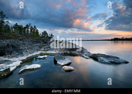 Ansicht des Ladoga-Sees von Iso Koirasaari Insel bei Sonnenuntergang, Ladoga-See, Republik Karelien, Russland Stockfoto