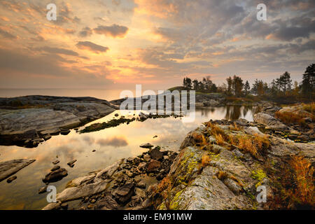 Felsen am Ufer des Iso Koirasaari Insel, Ladoga-See, Republik Karelien, Russland Stockfoto