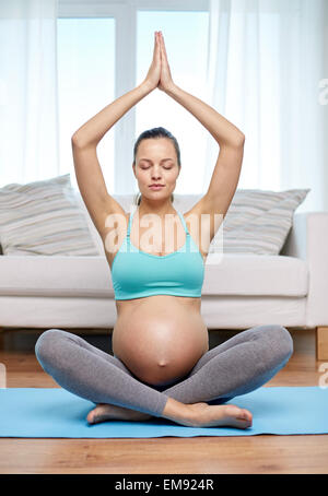 glücklich schwanger Frau zu Hause meditieren Stockfoto