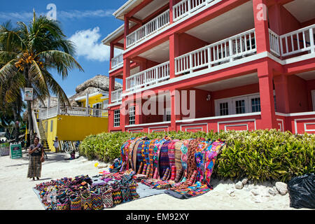 Frau verkaufen Hand genäht Textilien auf den Strand von Ambergris Caye, Belize, Südamerika. Stockfoto