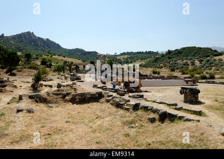 Blick auf den Altar und ionische Tempel der Artemis mit der Akropolis im Hintergrund (links). Sardes, Sart, Türkei. Die Armaturen Stockfoto