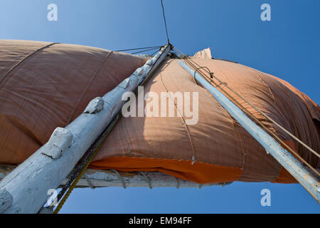 Mast und Segel eines Segelboots Nil Feluke, Kairo, Ägypten Stockfoto