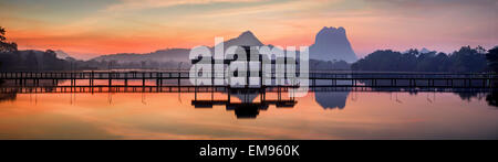 Erstaunliche Parks Landschaft Panorama bei Sonnenaufgang. Brücke und Pavillon am See bei Hpa-An Myanmar (Burma) Reisen Landschaften und Destinationen Stockfoto