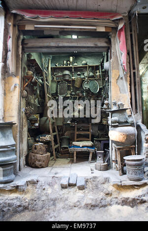 Szene aus dem Khan El Khalili-Basar in Kairo, einem großen Souk im islamischen Viertel von Kairo, Ägypten Stockfoto