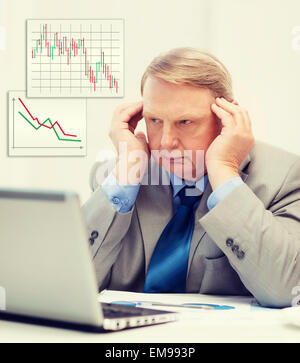 aufgeregt älteren Geschäftsmann mit Laptop im Büro Stockfoto