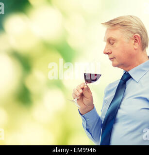älterer Mann riechen Rotwein Stockfoto