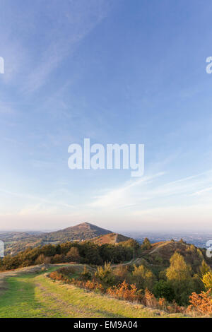 Blick vom Mittelteil Jubilee Hill von Malvern HIlls mit Blick auf Worcestershire Leuchtturm in der Ferne Stockfoto