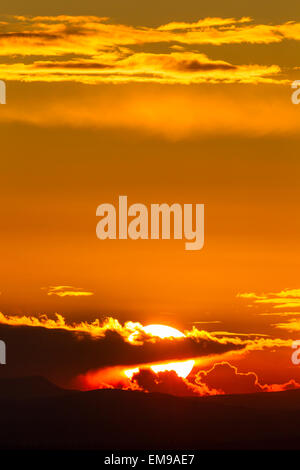 Umwerfendes Bild Sonnenuntergang hinter Wolken Malvern HIlls mit Blick auf Heu Bluff Brecon Beacons Nationalpark entnommen. Stockfoto