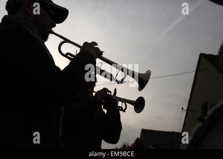 Musikkapelle besucht das Zampern Karneval in der Lausitzer Dorf Turnow in der Nähe von Cottbus, Niederlausitz, Brandenburg, Deutschland. Stockfoto
