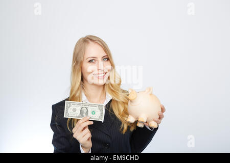 Geschäftsfrau Holding Sparschwein Stockfoto