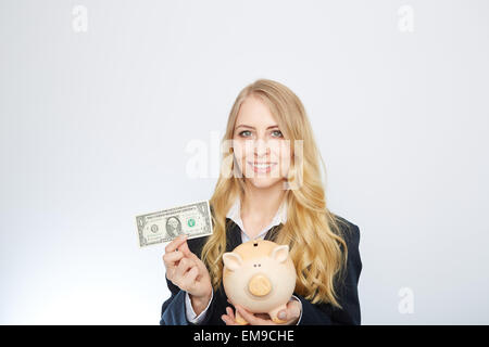 Geschäftsfrau Holding Sparschwein Stockfoto