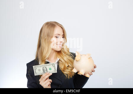 Geschäftsfrau Holding Sparschwein Stockfoto