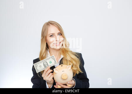 Geschäftsfrau Holding Sparschwein Stockfoto