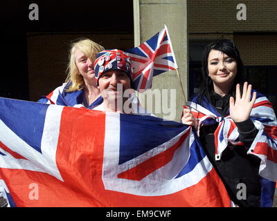 London, UK. 17. April 2015. Die Royals-Fans stehen vor der St.-Marien-Hospital in London, Vereinigtes Königreich, 17. April 2015: Amy Thompson (R) und ihre Mutter Maria Scott (L) von Newcastle und John Loughrey, bekannt als "Diana Superfan". Die Ehefrau von Prinz William wird zur Geburt ihres zweiten Kindes im privaten Lindo Flügel des Krankenhauses im Stadtteil Paddington in den nächsten Tagen erwartet. Foto: ULI HESSE/Dpa/Alamy Live News Stockfoto