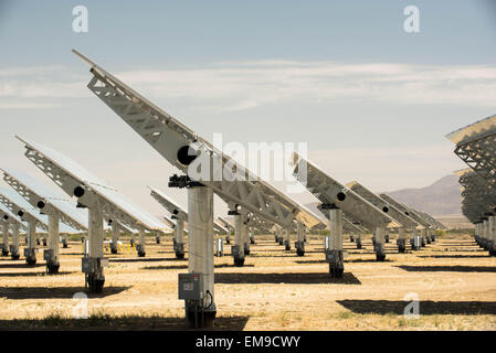 Borrego Springs, CA, USA. 11. April 2015. Sonnenkollektoren im Solarenergie-Kraftwerk in Borrego Springs, CA © Stan Sholik/ZUMA Wire/ZUMAPRESS.com/Alamy Live-Nachrichten Stockfoto