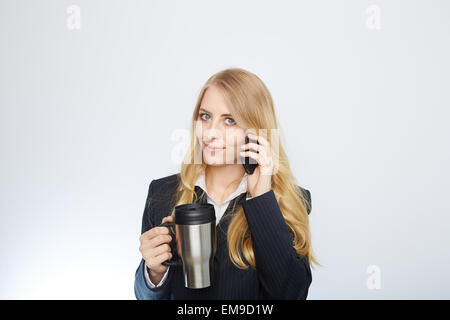 Schöne kaukasischen Geschäftsfrau telefonieren halten einen Kaffee Stockfoto