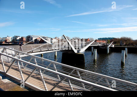 Sean OCasey Drehbrücke über den Fluss Liffey in Dublin. Stockfoto