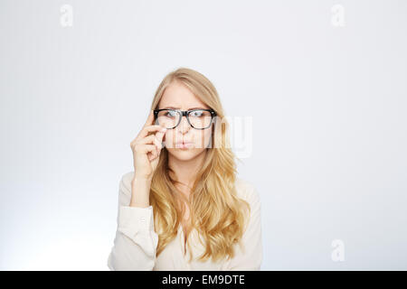 Mädchen mit Nerd Brille. isoliert auf weiss. Stockfoto