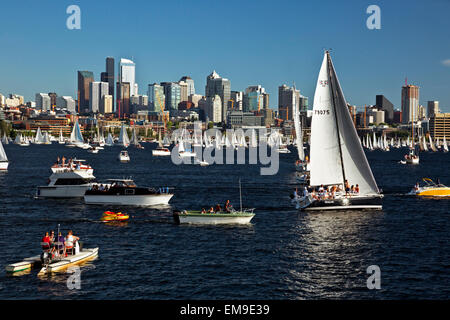 WA10378-00...WASHINGTON - geschäftiger Abend auf dem Lake Union, während sich die Segelboote auf die Duck Dodge am Dienstag in Seattle vorbereiten. 2014 Stockfoto