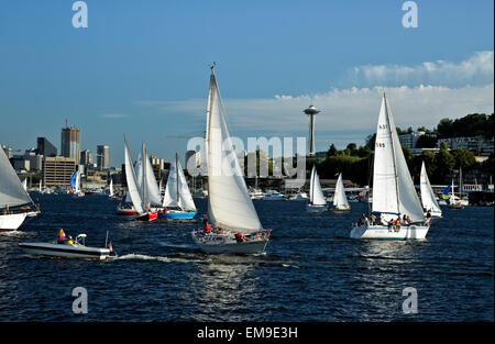 WA10382-00...WASHINGTON - geschäftiger Abend auf dem Lake Union, während die Segelboote am Dienstag auf der Duck Dodge in Seattle fahren. 2014 Stockfoto