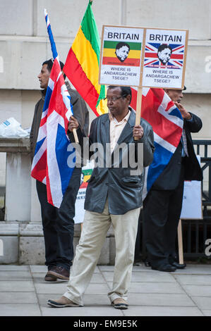 London, UK. 17. April 2015. Demonstranten versammeln sich vor den ausländischen Commonwealth Office, die sofortige Freilassung der Bürger des Vereinigten Königreichs, Andargachew Tsege, zu verlangen, die in Isolationshaft in Äthiopien, haben im Jemen entführt worden, im Juni 2014 stattfindet. Bildnachweis: Stephen Chung / Alamy Live News Stockfoto