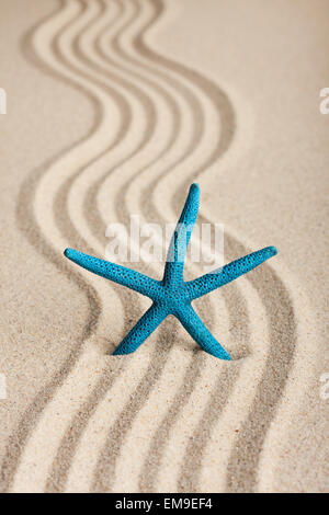 Sterne in den Sand zu stecken, kann als Hintergrund verwendet werden Stockfoto